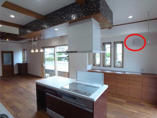 せせらぎ付きの当世の台所