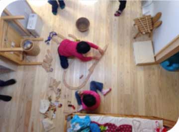 楽しく遊んでいる子供たち